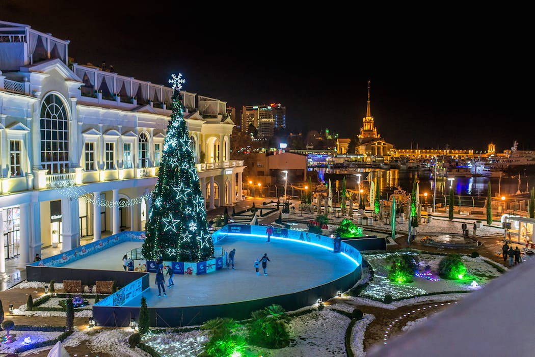 Новогодняя площадь на Красной поляне