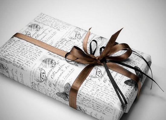 Пример подарочной упаковки книги. Источник: Pinterest