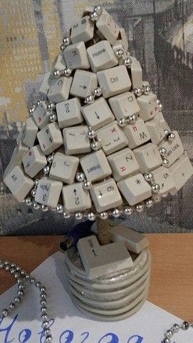 Ёлка из кнопок на клавиатуре