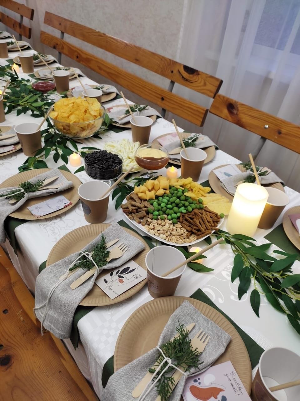 Вариант сервировки с одноразовой посудой. Источник: Pinterest